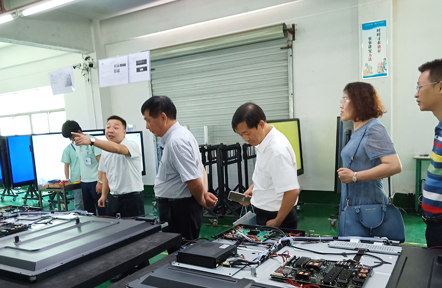 秉承教育精神，共創發展 --桂深兩地教育裝備協會專家蒞臨午夜福利视频网站教學參觀和指導